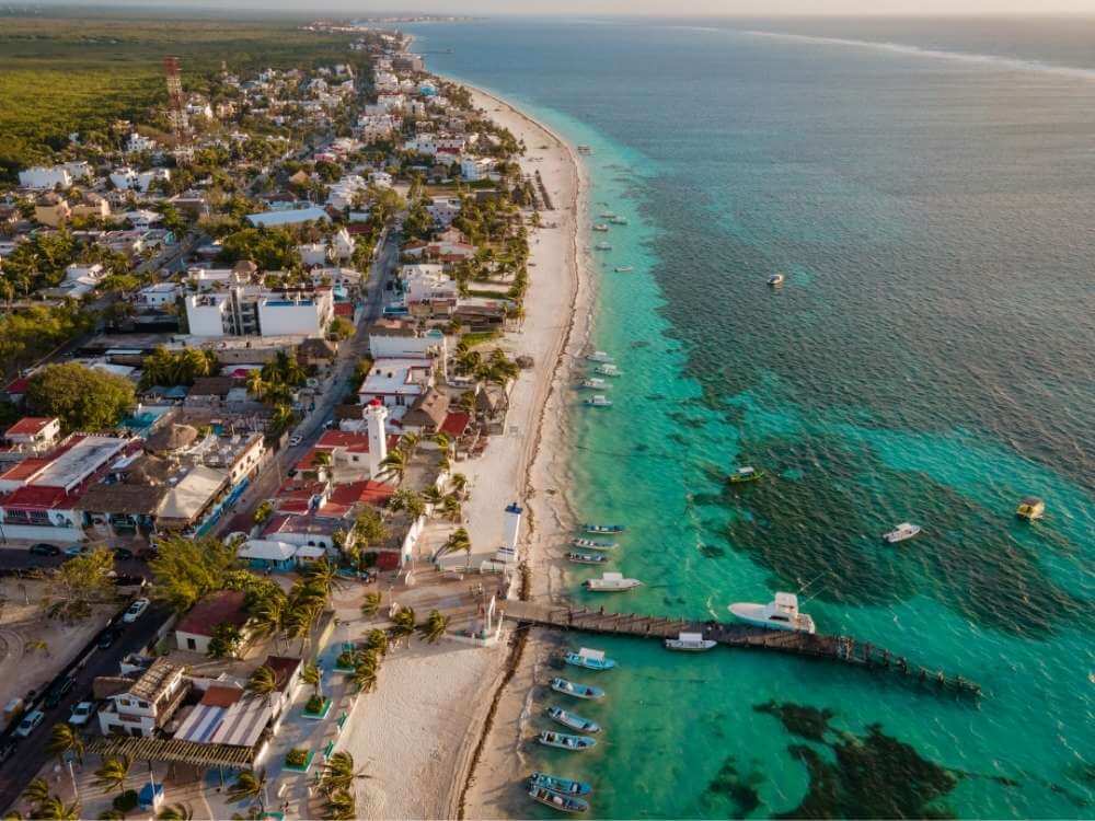 Puerto Morelos zócalo and reef-side condos run multi-channel